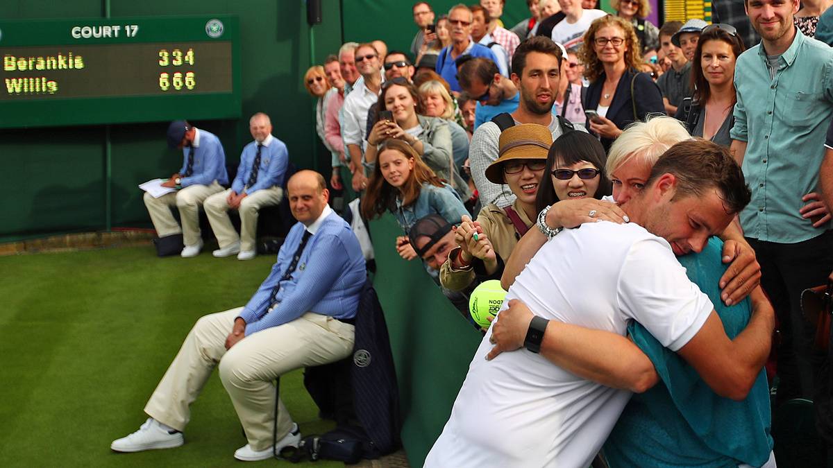 Marcus Willis umarmt seine Mutter nach dem sensationellen Erstrundensieg