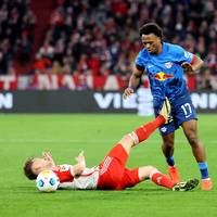 Joshua Kimmich nimmt gegen RB Leipzig die Rolle des Rechtsverteidigers ein. Der Bayern-Star sorgt mit einer seltsamen Szene für Aufsehen. 