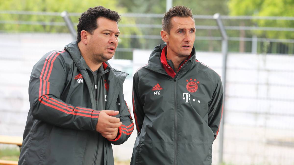 Eine mögliche Variante wäre eine Doppellösung mit U17-Trainer MIROSLAV KLOSE, dem für die alleinige Verantwortung noch der passende Trainerschein fehlt. Fraglich allerdings, ob Bayern in einer so schweren Situation ein derartiges Risiko eingeht und riskiert, das potenzielle Trainer-Talent Klose früh zu verbrennen