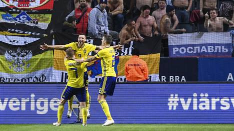 Marcus Berg (M.) traf für Schweden zum 2:0 gegen Russland und machte damit den Aufstieg in die Liga A klar