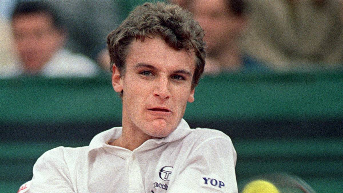 In einem Davis-Cup-Kampf über 6 Stunden und 22 Minuten schlägt John McEnroe den Schweden Mats Wilander (Bild) 1982 mit 9:7, 6:2, 15:17, 3:6 und 8:6. Die Partie ist bis zu Mayers Erfolg die längste im Davis Cup - damals noch ohne Tie-Break