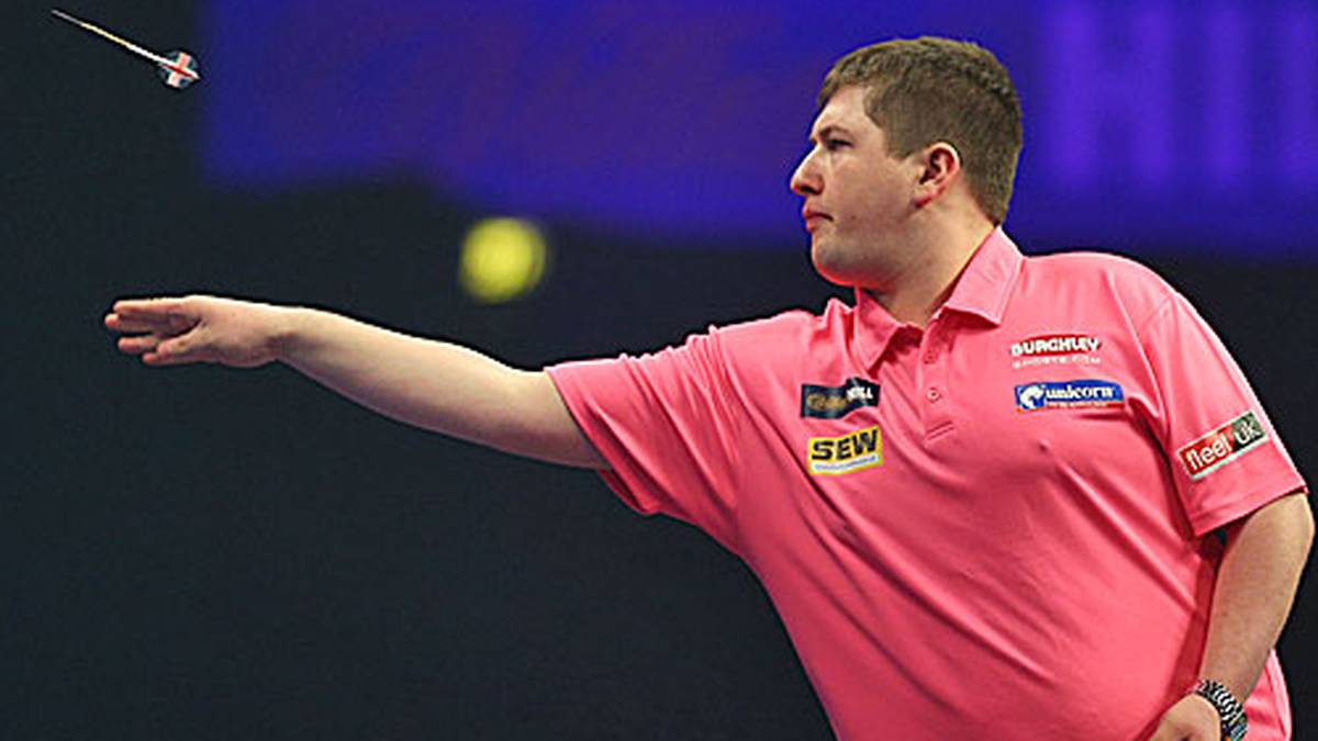 Die Spieler sind da! Den ersten Satz bei der WM 2015 sichert sich Keegan Brown. Er geht schnell mit 2:0 gegen einen Ex-Weltmeister in Führung