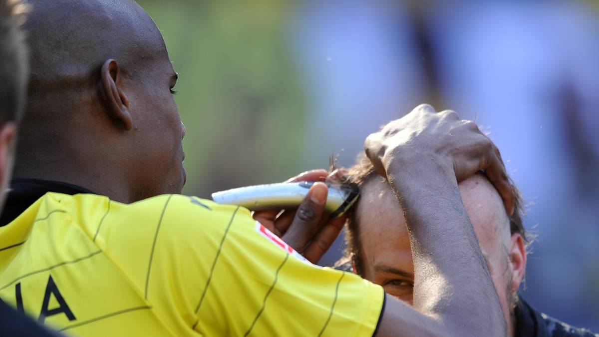 Eine der skurrilsten Frisuren verpasste Felipe Santana nach dem Gewinn der Deutschen Meisterschaft 2011 Kevin Großkreutz