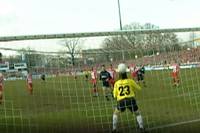 6. April 2002: Dem damaligen Cottbus Torhüter Tomislav Piplica unterläuft das wahrscheinlich kurioseste Eigentor des Bundesliga-Geschichte. Doch war das Eigentor wirklich nur ein Blackout des Keepers?