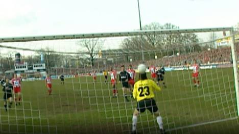 6. April 2002: Dem damaligen Cottbus Torhüter Tomislav Piplica unterläuft das wahrscheinlich kurioseste Eigentor des Bundesliga-Geschichte. Doch war das Eigentor wirklich nur ein Blackout des Keepers?