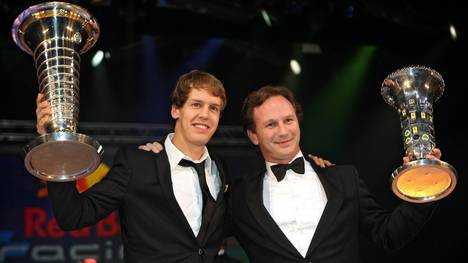 Formel 1: Sebastian Vettel und Red Bull-Teammanger Christian Horner feiern 2010 den ersten Fahrer- und Konstrukteurstitel