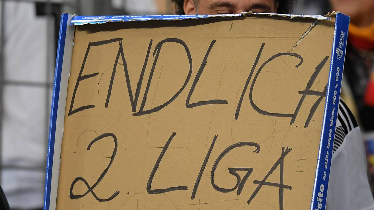 COURRIER DE L'OUEST: "Das Schicksal Frankreichs liegt in deutschen Füßen. Schlägt Deutschland Holland, hat Frankreich die Endrunde noch erreicht. Das dürfte dem Absteiger in die 2. Liga schwer fallen"