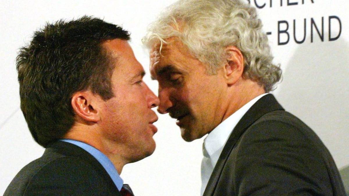 Weltmeisterschaft 1990: 2004 stehen sich Rudi Völler und Lothar Matthäus als Trainer von Deutschland und Ungarn gegenüber. 14 Jahre zuvor kracht es bei der WM 1990 als Spieler. Matthäus ist im Training der Meinung, Völler habe den Ball zu selten abgespielt. Völler dazu: "Erzähl das doch deiner Klobrille." Teamchef Franz Beckenbauer muss schlichtend eingreifen