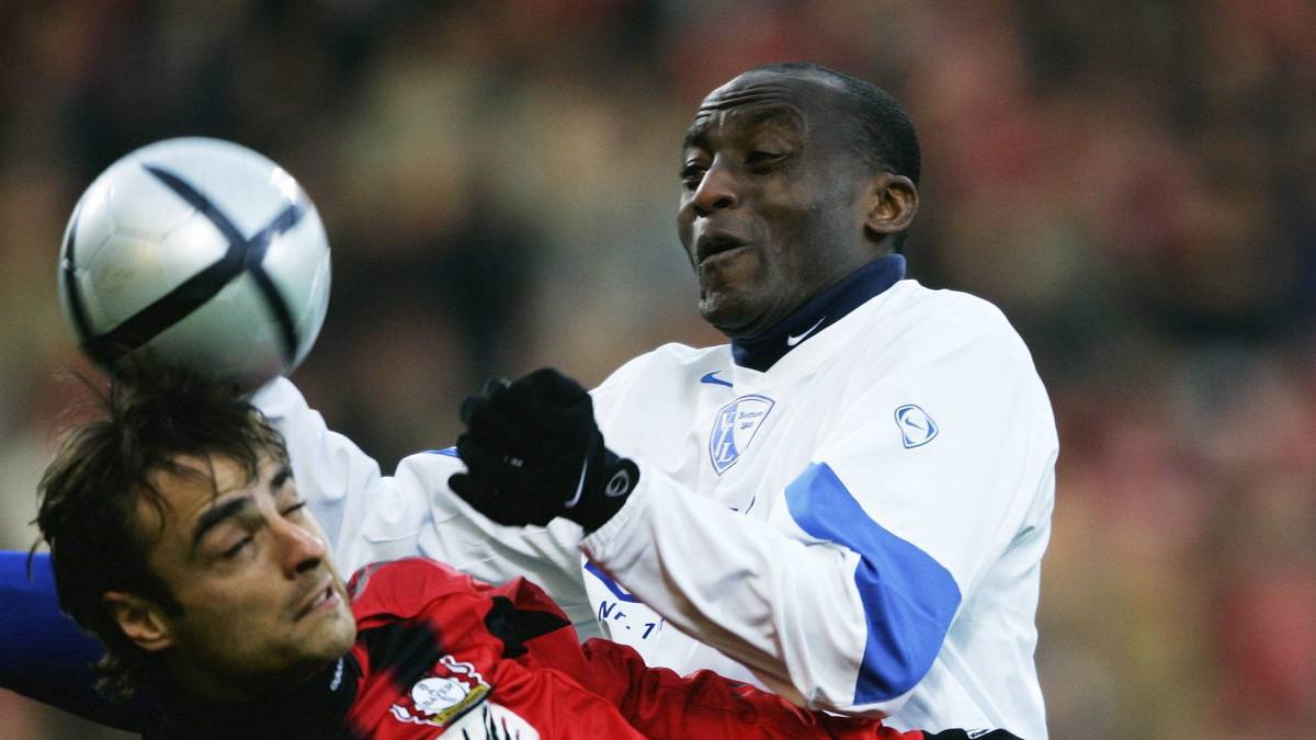 Beim Bochumer Raymond Kalla (l.) wird im November 2003 das entzündungshemmende Mittel Triamcinolon festgestellt. Das Mittel wird auf der DFB-Dopingliste nicht als verbotene Substanz aufgeführt, muss aber 72 Stunden vor dem Spiel angemeldet werden. Urteil: drei Spiele Sperre für Kalla