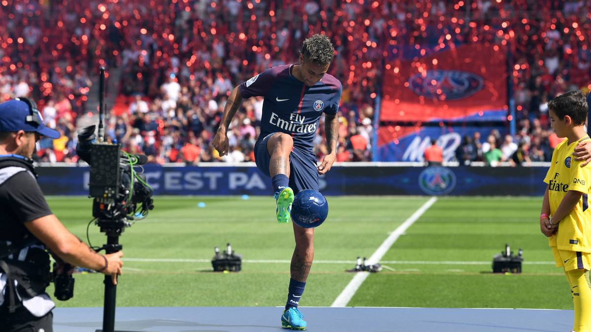 ...als er zu den Klängen von Star-DJ Martin Solveig einige Bälle hochhielt und die Menge zum Johlen brachte