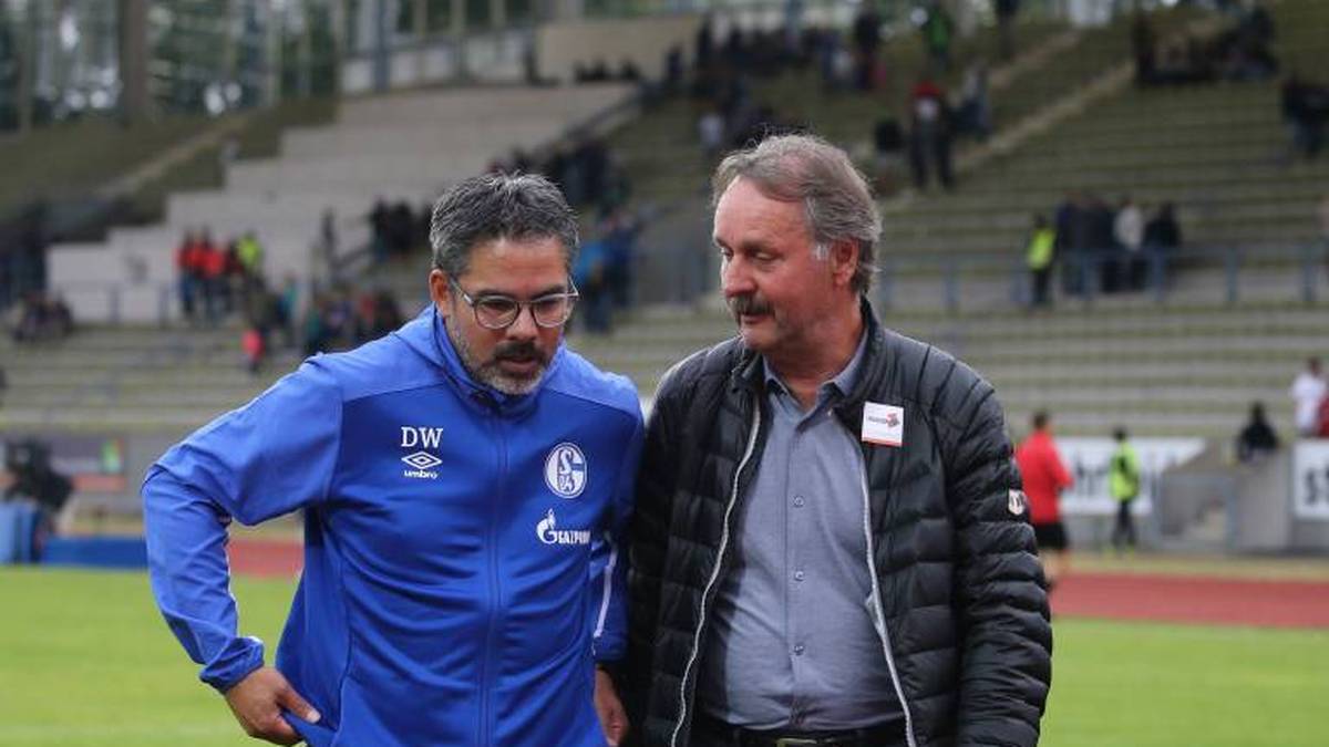 Peter Neururer (r.) hat Schalke immer im Herzen. Hier im Gespräch mit dem ehemaligen S04-Trainer David Wagner, der am 2. Spieltag der aktuellen Saison beurlaubt wurde.