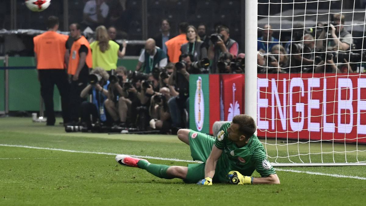 LUKAS HRADECKY: Ohne Chance beim Tor durch Dembele. Verschuldete den Strafstoß zum 1:2, indem er Pulisic von den Beinen holte. Eine unnötige Aktion, da Pulisic sich den Ball weit vorgelegt hatte. SPORT1-Note 5