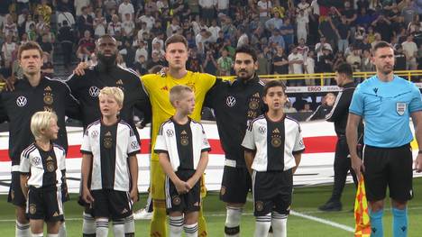 Die Einlaufkinder der Volkswagen Junior Eskorte erlebten beim Länderspiel Deutschland - Frankreich viele tolle Momente. Neben einer kleinen Stadionbesichtigung und dem Einlauf-Set samt Deutschland-Triokot gab es auch ein Treffen mit Weltmeister Bastian Schweinsteiger. Aber das Highlight des Abends war natürlich das Einlaufen mit den DFB-Stars. 