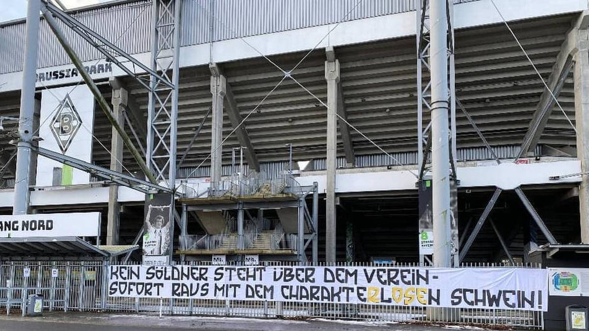 Dieses Plakat hing am Mittwoch vor dem Borussia-Park