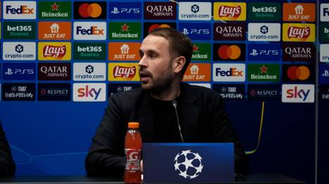 Borussia Dortmund trifft zur früheren Anstoßzeit in der Champions League auf Atalanta Bergamo. Deshalb korrigiert Niko Kovac die einleitenden Worte des Pressesprechers.