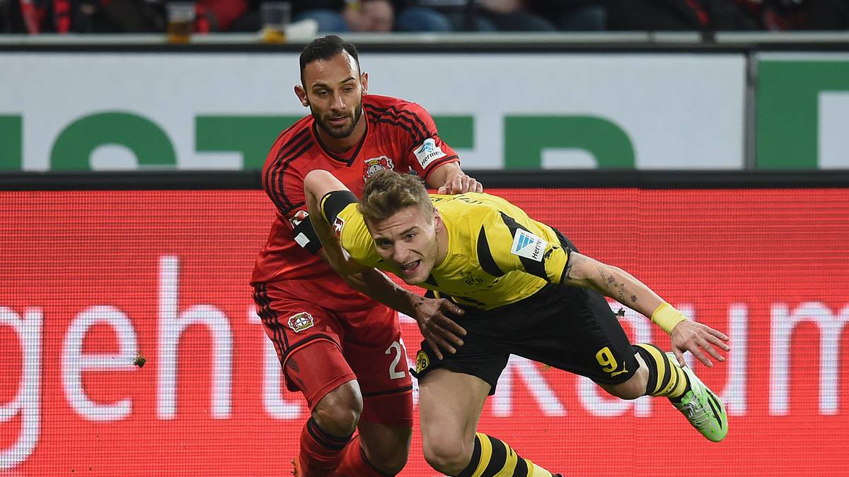 Spannendes Detail: Toprak kann Bayer 2017 für zwölf Millionen Euro verlassen, spätestens dann dürfte Dortmund zugreifen. Leverkusen kann jetzt noch deutlich mehr rausholen, allerdings hat Manager Jonas Boldt verkündet, keine Leistungsträger abgeben zu wollen. Poker? Trainer Roger Schmidt geht nicht "zu 100 Prozent" von Topraks Verbleib aus