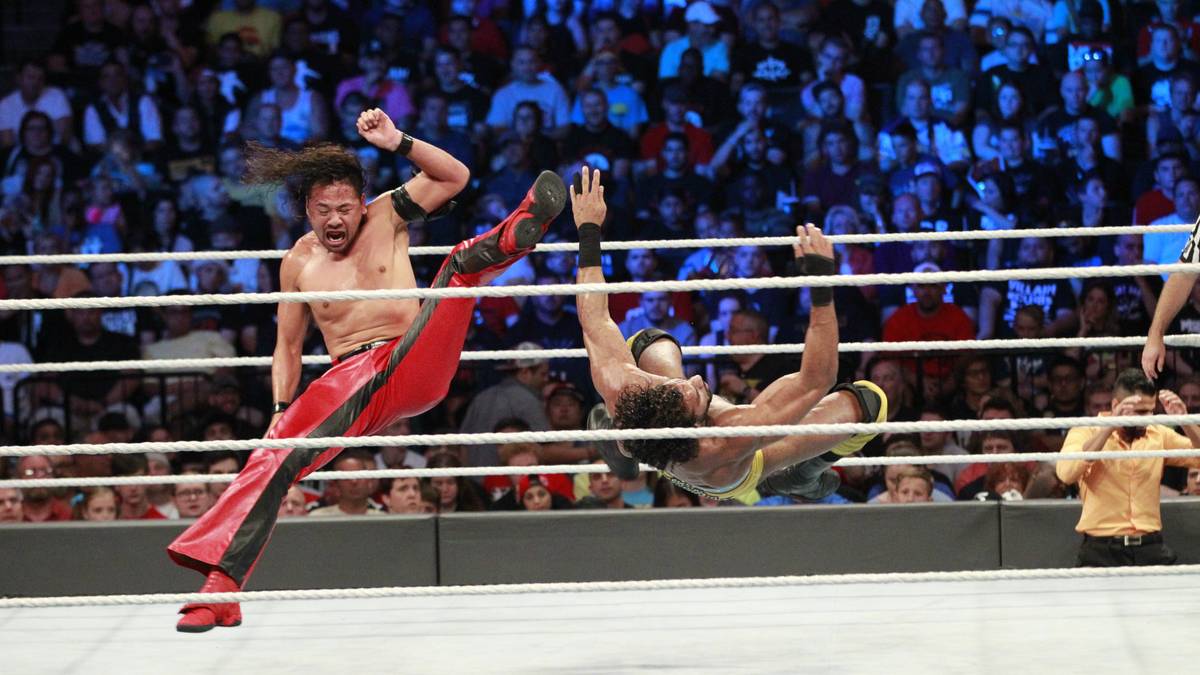 Titelträger Jinder Mahal wird auch ziemlich durch die Gegend getreten