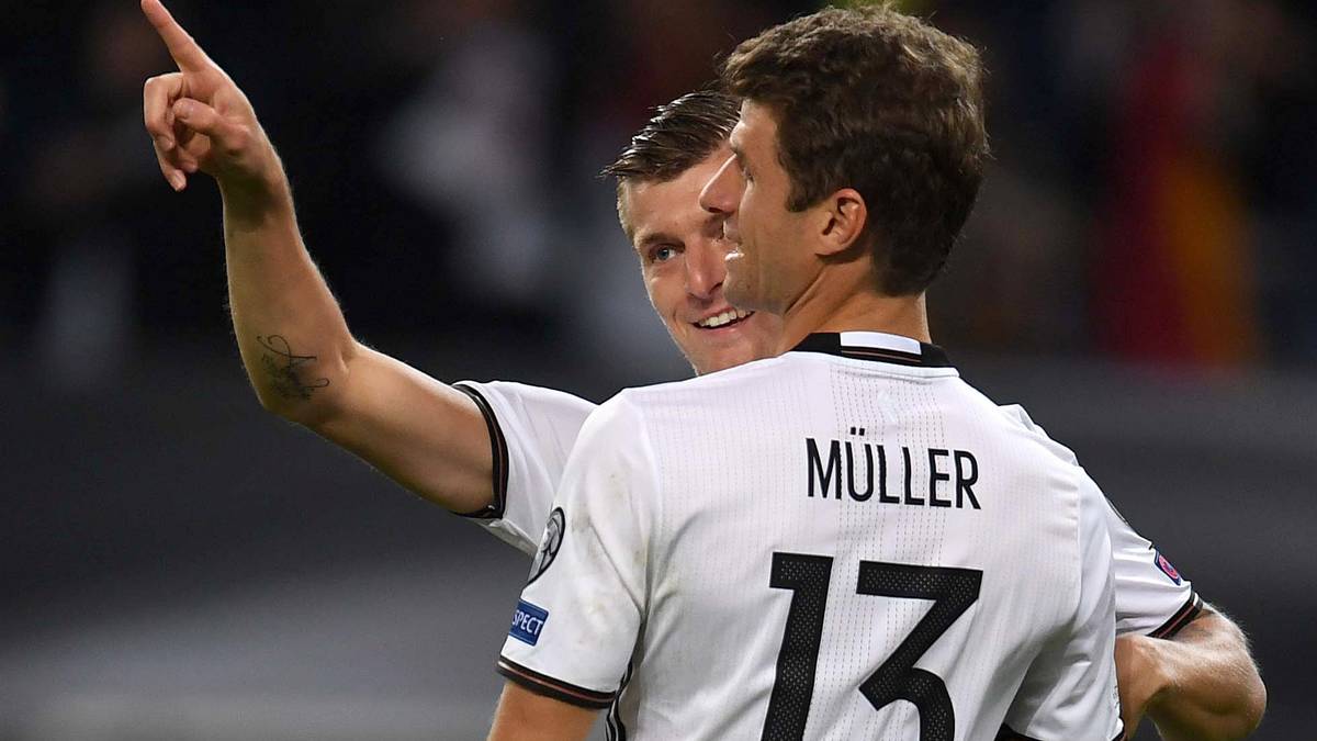 Dann schlägt wieder Thomas Müller zu: Der Bayern-Profi staubt ab zum 3:0