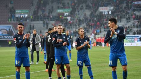 Nach dem Sieg in Augsburg feiern Hoffenheims Spieler gemeinsam mit den Fans