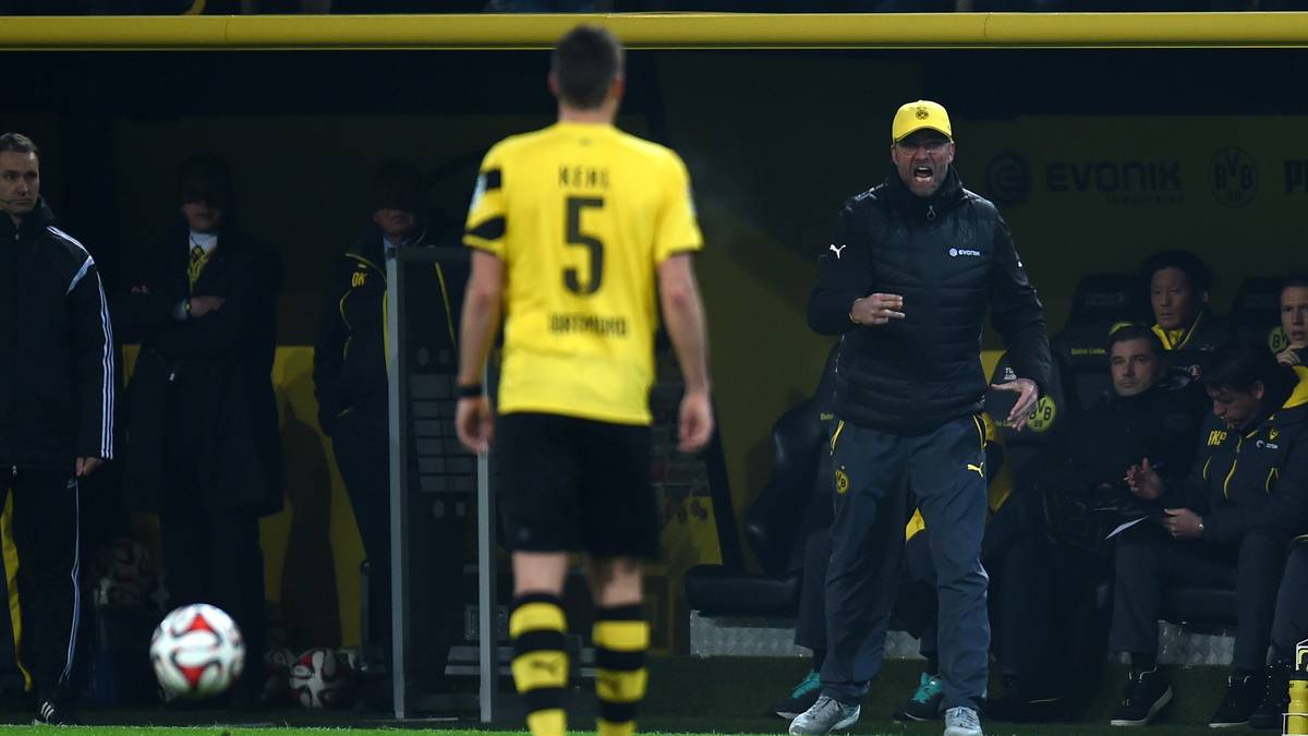 Klopp gibt Sebastian Kehl lautstark Anweisungen. Aber der BVB findet keine Lücke im Dortmunder Abwehrverbund. Torlos geht es in die Pause