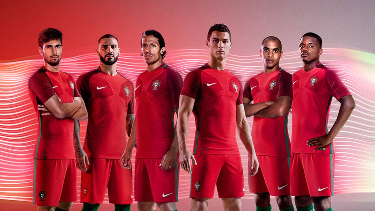 Das rote Trikot mit weinroten Ärmeln und grünen Seitenstreifen steht nicht nur dem dreimaligen Weltfußballer Ronaldo, sondern auch seinen Teamkollegen