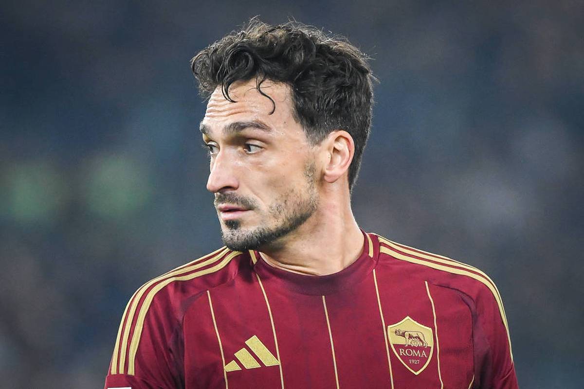 Es dauerte zwar eine Zeit, doch Mats Hummels scheint endgültig bei der AS Rom angekommen zu sein. Aber wie geht es für den Innenverteidiger weiter? Trainer Claudio Ranieri gibt Einblicke in die Entwicklung.