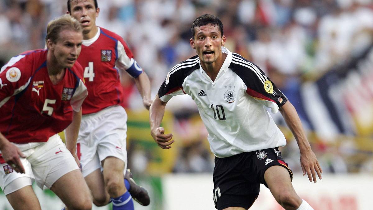 Zur Erinnerung: Bei der EM 2004 waren die Ärmel der DFB-Kicker noch schwarz eingefärbt. Glück brachte das nicht, nach der Vorrunde war Schluss.