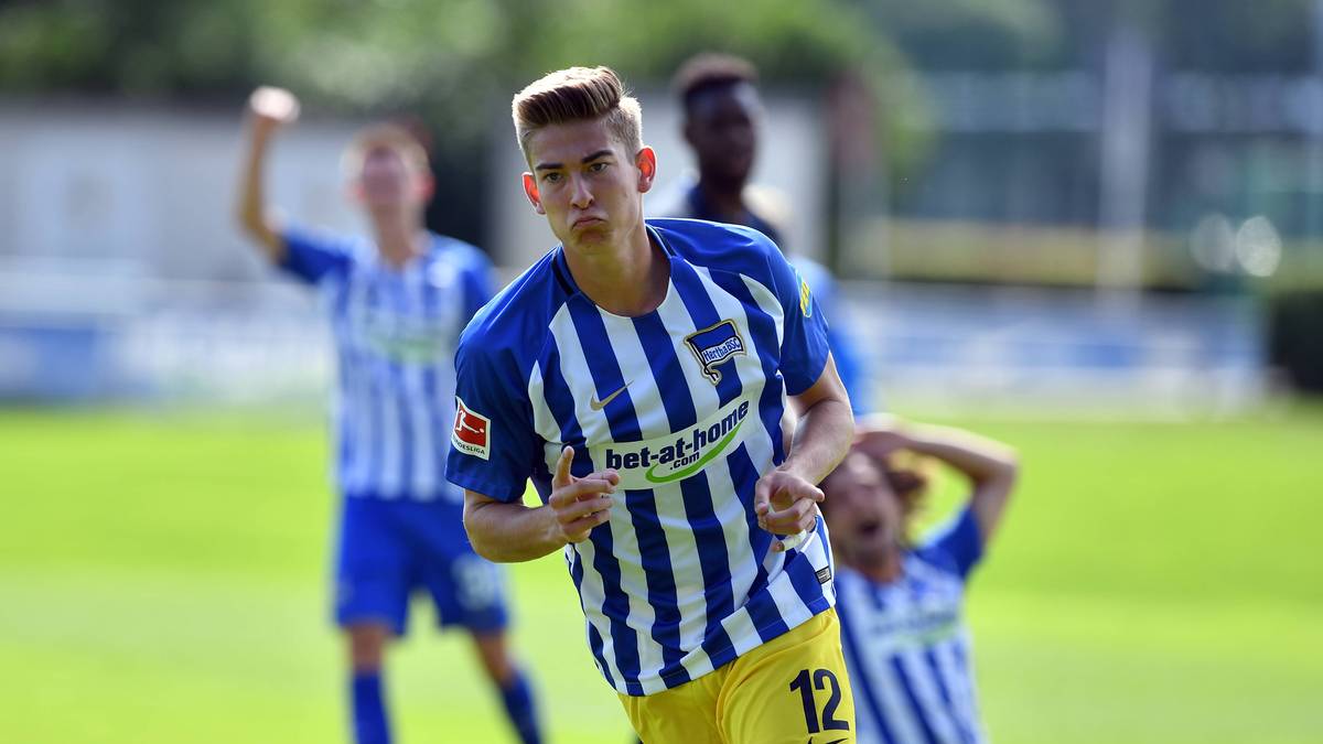 Es folgt ein Probetraining bei Hertha BSC, bei dem er nicht nur als Torwart glänzt, sondern sogar als Feldspieler ein Traumtor erzielen kann. Die Folge: Ein Vertrag bis 2019 beim Haupstadtklub