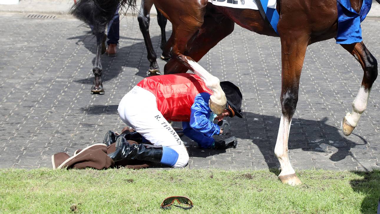 Jockey fällt bei Ehrung vom Pferd