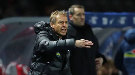 BERLIN, GERMANY - DECEMBER 14: Jurgen Klinsmann, Head Coach of Hertha BSC gives his team instructions during the Bundesliga match between Hertha BSC and Sport-Club Freiburg at Olympiastadion on December 14, 2019 in Berlin, Germany. (Photo by Maja Hitij/Bongarts/Getty Images)