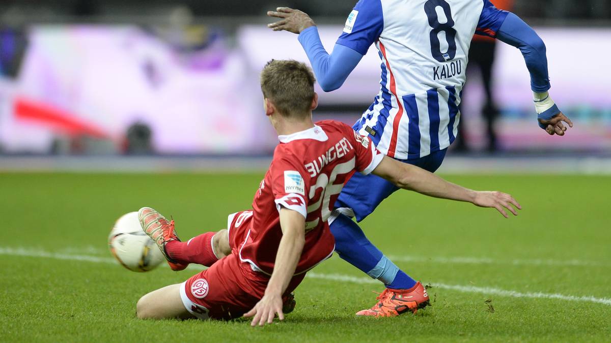 PLATZ 9: Niko Bungert (l., Mainz 05, Innenverteidiger) - gewonnene Zweikämpfe: 64,19 Prozent
