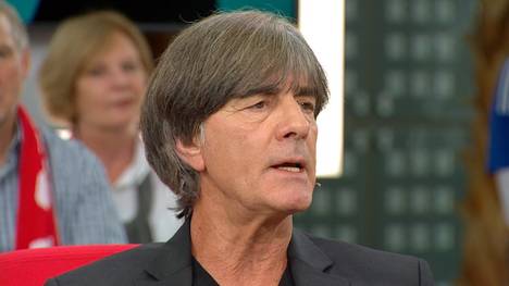 Joachim Löw wird im Doppelpass nach Noah Atubolu gefragt. Dem Freiburg-Torwart traut der ehemalige Bundestrainer Großes zu.