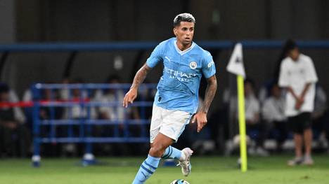 Der FC Barcelona soll sich in Gesprächen mit Manchester City befinden. Die Citizens haben wohl kein Interesse mehr Cancelo zu halten und sind bereit ihn verkaufen.