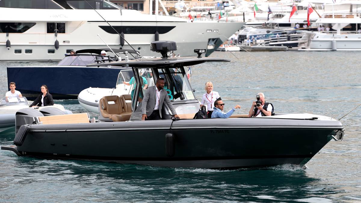 Pole-Setter Hamilton reist natürlich etwas luxuriöser an