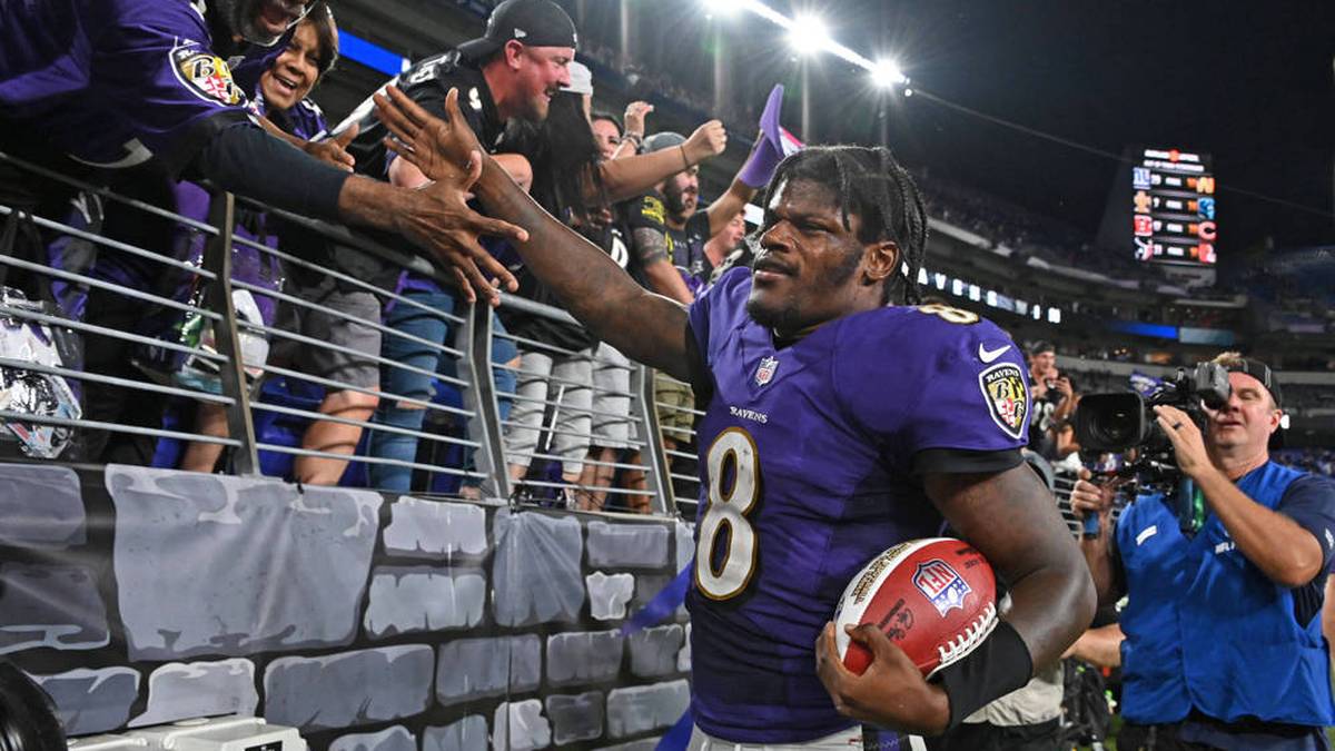 Lamar Jackson feiert mit Fans der Baltimore Ravens