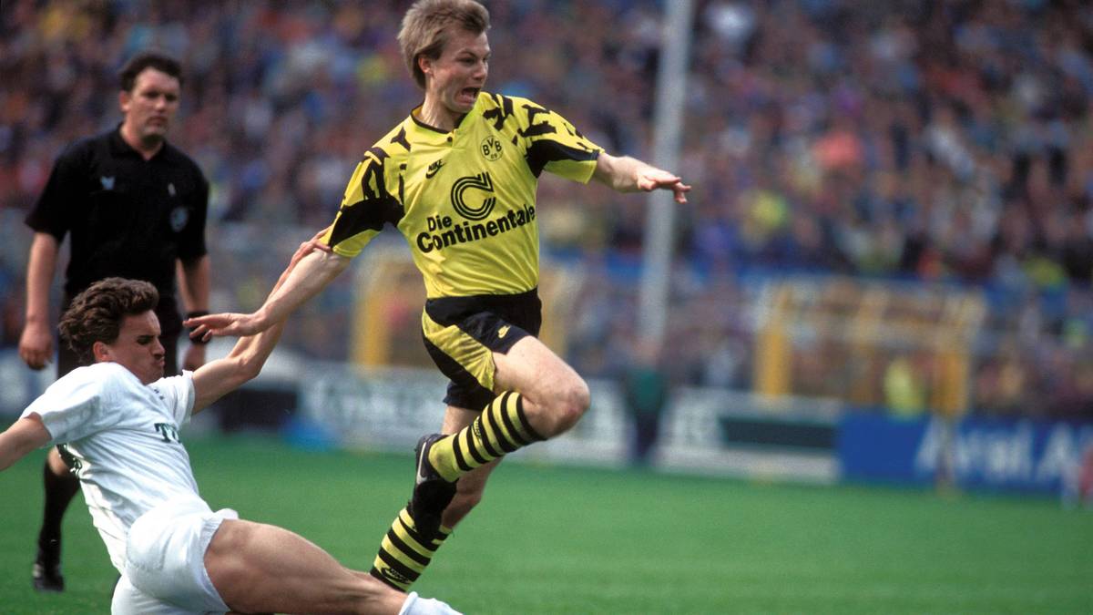 1992 wollte der FC Bayern unbedingt Thomas Helmer von Borussia Dortmund verpflichten. Der damals 27-Jährige, heute Moderator vom Volkswagen Doppelpass auf SPORT1, sollte endlich die Lücke in der Abwehr schließen, die Klaus Augenthaler nach seinem Rücktritt im Vorjahr hinterlassen hatte. Doch Anfang der Neunziger Jahre saß das Geld auch beim Rekordmeister noch nicht so locker wie heute. Die geforderten 7,5 Millionen Mark (3,75 Millionen Euro) waren den Münchnern zu teuer. 