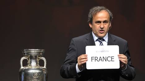 UEFA-Präsident Michel Platini vergibt die EM 2016 an Frankreich