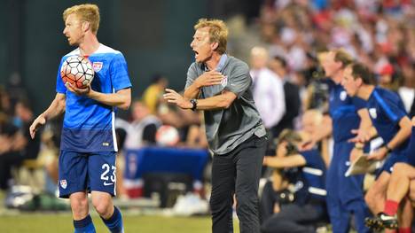 Jürgen Klinsmann (r.) siegt mit den USA gegen Peru