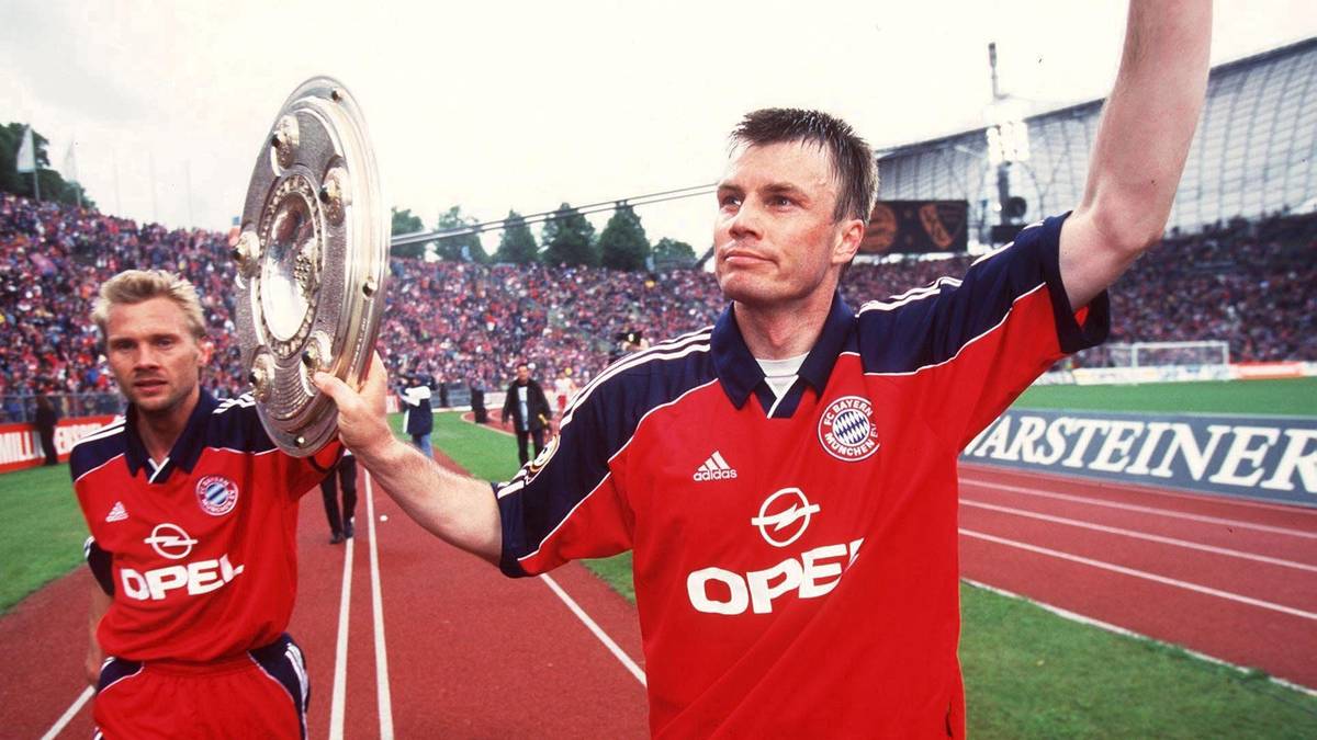 Doch Manager Uli Hoeneß, damals schon ein ziemlicher Cleverle, wusste von einer Vertragsklausel Helmers. Für drei Millionen Mark (1,5 Millionen Euro) konnte Helmer demnach ins Ausland wechseln. Bayerns Plan: Der AJ Auxerre unter dem deutschen Trainer Gernot Rohr würde Helmer verpflichten, ihn danach sofort an Bayern weiterverkaufen und dafür eine kleine Aufwandsentschädigung erhalten. Clever? Schon – wenn der Bauerntrick nicht schon vorher aufgeflogen wäre. Die BVB-Bosse deckten den Plan auf, am Ende zahlte Bayern 7,5 Millionen. 