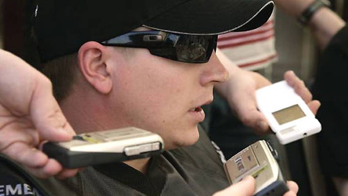 Was denn das Beste daran sei, ein Formel-1-Fahrer zu sein, will ein Reporter von Räikkönen wissen: "Bestimmt nicht mit den Medien zu sprechen. Ich bin kein großer Fan beschissener Fragen"