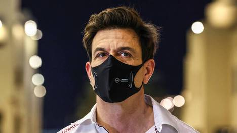 Toto Wolff bleibt wie erwartet Motorsportchef bei Mercedes. Das teilte das Formel-1-Weltmeisterteam am Freitag auf seiner Homepage mit. 