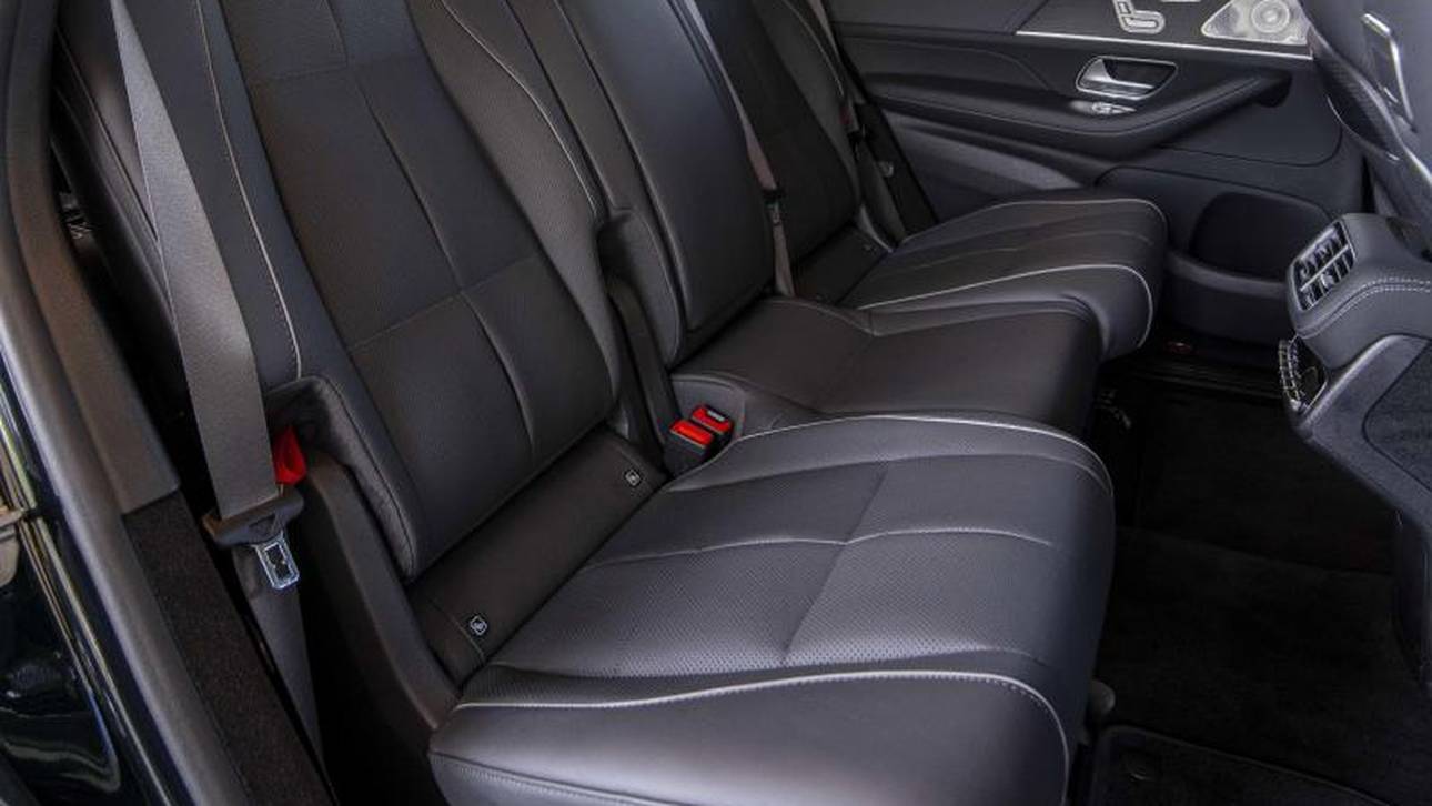 Auch ganz hinten finden zwei Erwachsene bequem Platz. Selbst hier befinden sich ausreichend USB-Stecker