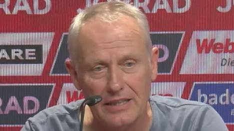 Nach dem Last-Minute-Sieg des SC Freiburg scherzt Christian Streich auf der Pressekonferenz über seinen verhaltenen Jubel.
