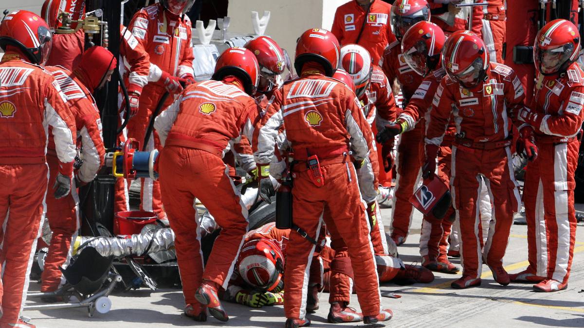 Für Kimi Räikkönen ist der Vorfall von 2018 nicht der erste Schreck in der Boxengasse. Schon zehn Jahre zuvor, während seiner ersten Zeit bei Ferrari, hat die Crew der Roten beim Europa-GP ein Problem, den Tankstutzen vom Wagen zu lösen. Der Finne fährt beim Verlassen der Box einem Mechaniker über den Fuß. Der hat Glück im Unglück, bricht sich "nur" den Zeh