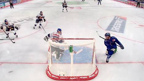 Die Straubing Tigers bitten den EHC Red Bull München in der DEL zum Bayern-Derby. Für die Münchner wird es eine Lehrstunde, ein Straubinger sorgt für einen kuriosen Fehlschuss.