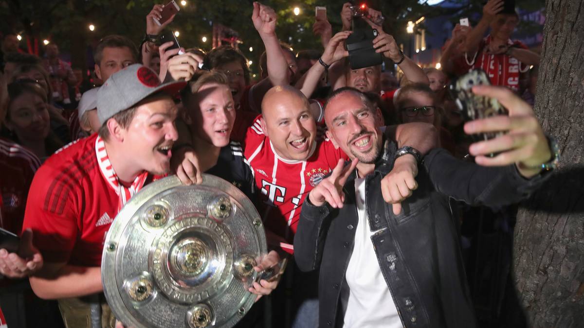 Franck Ribery zeigte sich derweil fannah und schoss im Außenbereich Selfies mit begeisterten Anhängern  