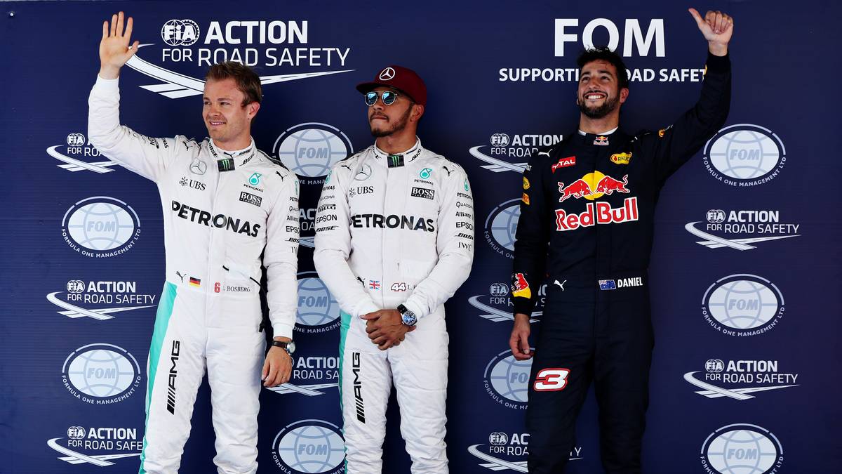 Man sollte es bei dem Gesichtsausdruck nicht meinen, aber der skeptisch schauende Herr in der Bildmitte ist tatsächlich der Pole-Setter. Ob Hamilton wohl in Gedanken schon beim Rennstart ist, der ihm in dieser Saison nicht immer gut gelang?