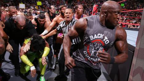 Bobby Lashley (r.) prügelte sich bei WWE Monday Night RAW vor Extreme Rules mit Roman Reigns