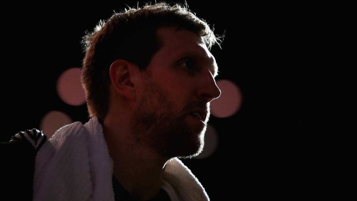 Am 19. Juni 2018 wird Nowitzki 40 Jahre alt. Mit einem Einsatz Mitte Dezember 2018 in seiner 21. Saison bei den Mavericks wird er zum alleinigen Rekordhalter