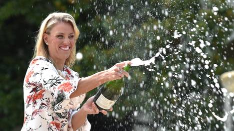 Angelique Kerber feierte ihren Triumph in Melbourne ausgelassen mit Champagner